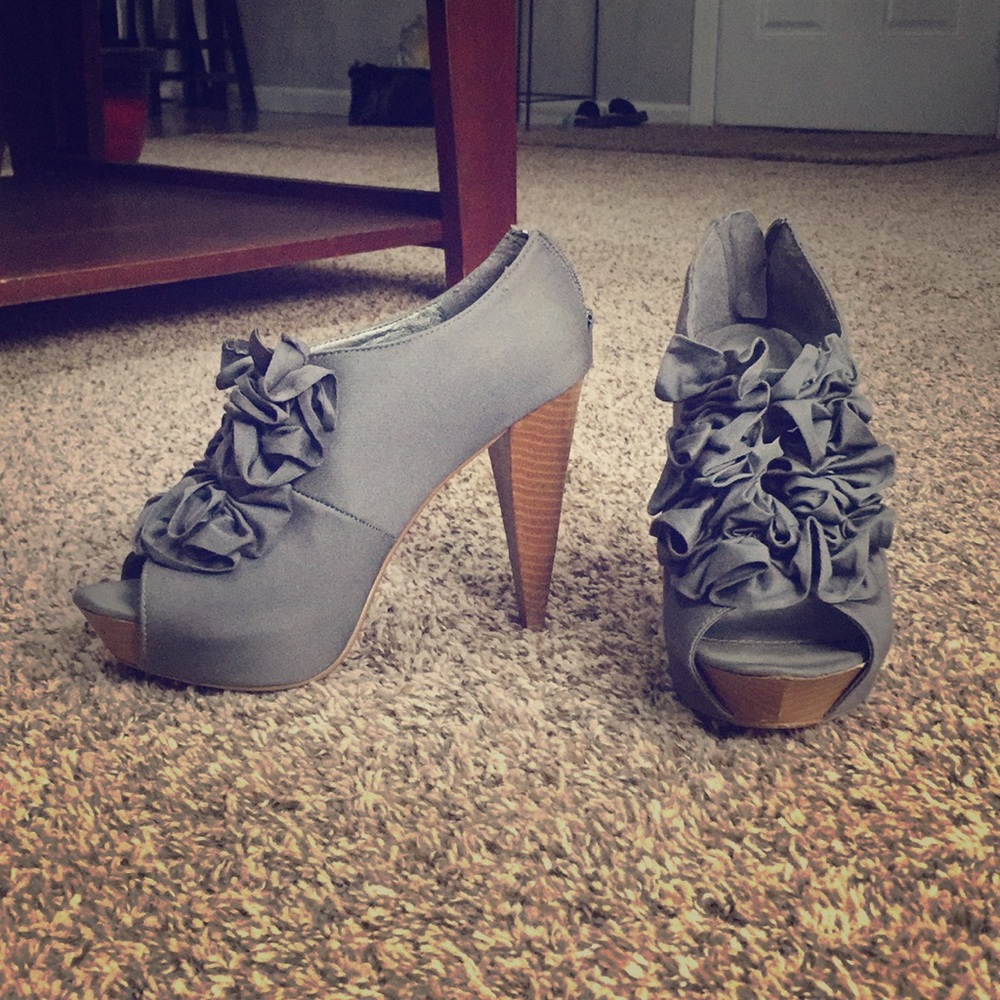Charlotte Russe Size 8 gray heels